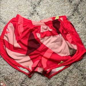 Nike dry tempo red print shorts size Large